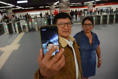 Viajó toda la noche para estar temprano en la capital y ver cómo quedó el metro.