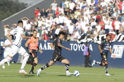 La primera final entre rayados y albos estuvo marcada por los cuidados defensivos.