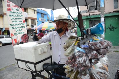 Cada viernes, John llega hasta una esquina del mercado Solanda para ofrecer su producto