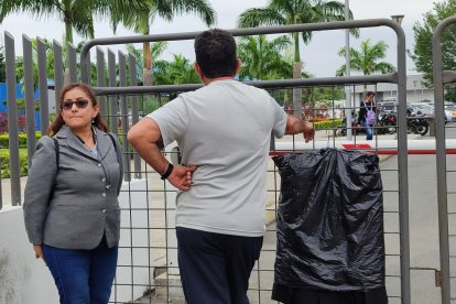 Los familiares llegaron a la morgue para retirar el cuerpo del ciclista atropellado.