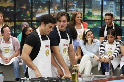 Danilo y Felipe Carrera en uno de los retos de cocina.