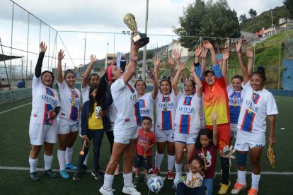Las jugadoras del PSG levantaron felices la réplica de la Copa del Mundo.
