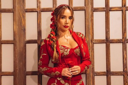 Paola Jara es una cantante colombia que termina su 2023 con una colaboración con Chiquis.