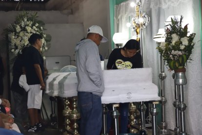 Los niños están siendo velados en la casa de un pariente de sus progenitores.