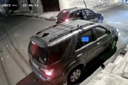 De la camioneta se bajó un ciudadano y empezó a dispararle a los delincuentes.