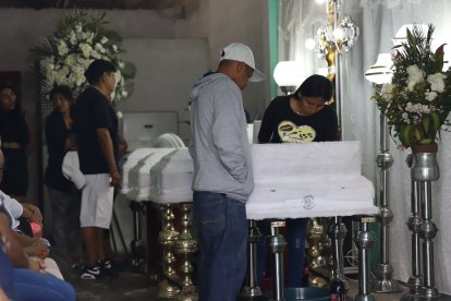 Los cuerpecitos de los cuatro hermanitos son velados en la casa de sus bisabuelos paternos.