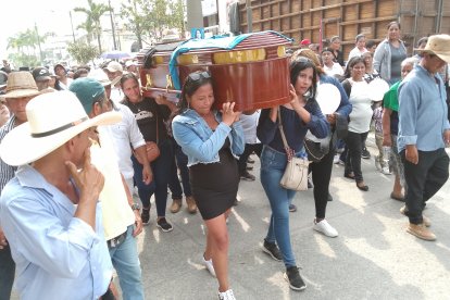 Varias mujeres llevaron sobre  sus hombros el ataúd de Melany Jiménez.