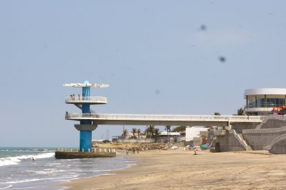 Desde lo alto de ese mirador de Ballenita se lanzó el hombre hacia el mar.