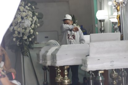 Los restos de los niños son velados en la casa de sus bisabuelos paternos.