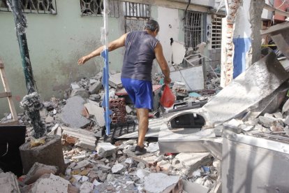 La explosión dejó daños materiales y una persona herida.