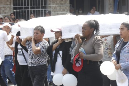 Las víctimas de la matanza fueron despedidos entre el dolor de sus familiares