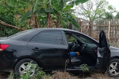 El cadáver quedó dentro del auto.