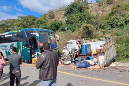 La vía Catamayo - Gonzanamá fue escenario de un fatal choque de un bus y un camión.
