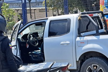 El vehículo en que se movilizaba el funcionario.