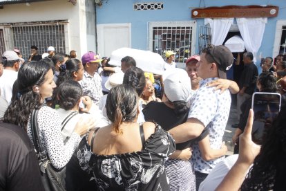 El papá de los niños recibe el abrazo de sus familiares y amigos.