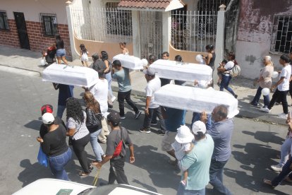 Los féretros recorrieron un sector del Guasmo Sur. Fueron cargados por familiares y vecinos.