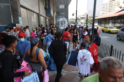Los vendedores ambulantes serán reubicados en los centros comerciales a construir, según el alcalde.