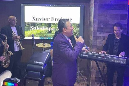 El ecuatoriano Xavier Enrique celebró sus 30 años de carrera musical con amigos y colegas residentes en la 'Yoni'.