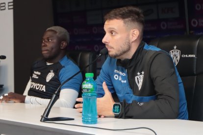 Martín Anselmi (der.), DT de Independiente del Valle.