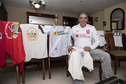 Diego Escandón tiene una colección de cerca de 30 camisetas de Liga de Quito. También una réplica de la Copa Libertadores que ganaron los albos en 2008.
