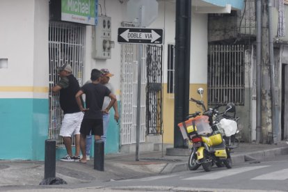 La víctima fue asesinada cuando compraba en una farmacia.