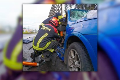 El personal del Cuerpo de Bomberos trabajo en la extracción de los cuerpos con equipos especializados.