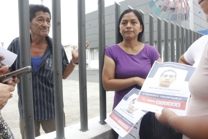 Víctor Martínez acudió ayer a la morgue para iniciar los trámites y retirar el cadáver de su hijo Álex Geovanny. El mayor sigue desaparecido.