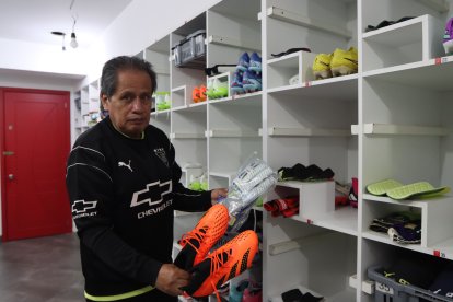 Washington Boada lleva cerca de cinco décadas como utilero en el conjunto albo.