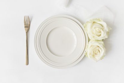 El blanco siempre será sinónimo de formalidad. Se usa en eventos sobrios, como bodas.