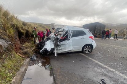 La religiosa quedó atrapada en su auto después del choque con el camión.
