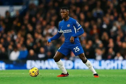 Moisés Caicedo manejó la volante de Chelsea en el triunfo ante Sheffield.