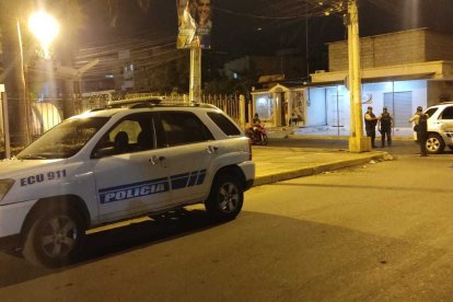 La policía acudió al lugar del crimen para iniciar las investigaciones.