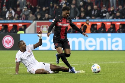 William Pacho fue titular en la caída por 3-0 de Eintracht Frankfurt ante Bayer Leverkusen.
