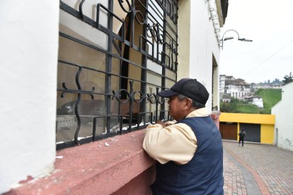 Un transeúnte mira por la ventana y constata que en la casa del hallazgo no hay gente habitándola.