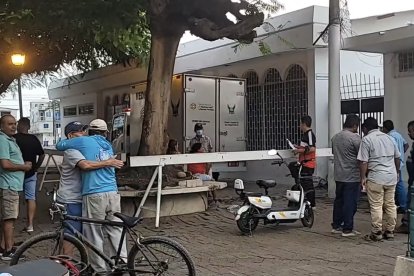 Mientras esperaban retirar el cuerpo, los deudos pidieron se aclare el asesinato.