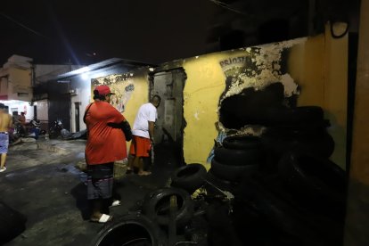 La vivienda servía como bodega de llantas.