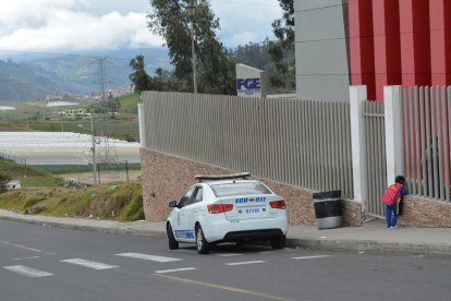 Las autoridades investigan un presunto femicidio en Ambato.