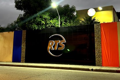 El canal amaneció este lunes 18 de diciembre con dos franjas con los colores característicos de los equipos de Combate