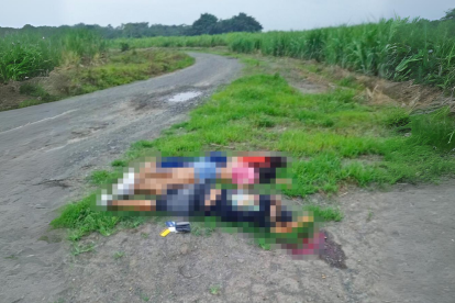 Las víctimas fueron halladas sin vida al filo de una carretera, cerca a un cantero, en el cantón Naranjito.