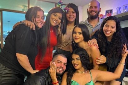 Claudia Gómez junto a sus siete hijos.