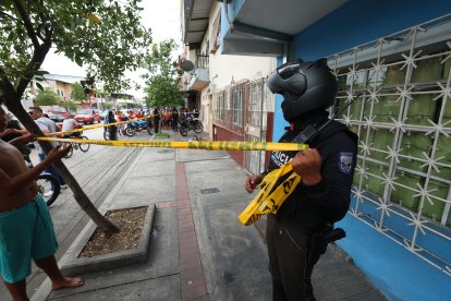 En el sitio, agentes policiales recabaron cinco indicios balísticos, además de retirar el cadáver.