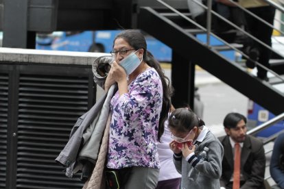 La población debe acostumbrarse nuevamente a usar mascarilla y alcohol.