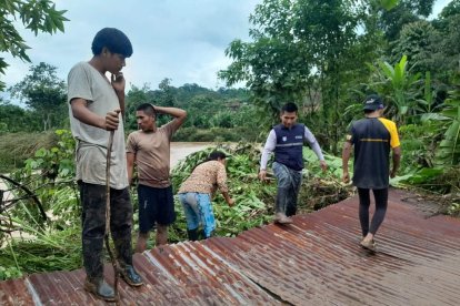 Los socorristas llegaron hasta las zonas afectadas para analizar los daños en ocho comunidades en Pastaza.