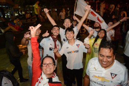 Los festejos de los hinchas de Liga al convertirse en campeón de la LigaPro.