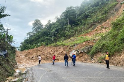 Un deslizamiento de tierra mantiene la vía cerrada al paso.