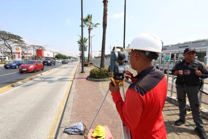 En la avenida de las Américas se realizan labores para la construcción de un paso elevado.