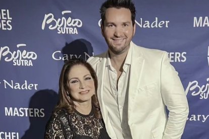 Danilo Parra con Gloria Estefan, en evento de la revista Imagen Miami.
