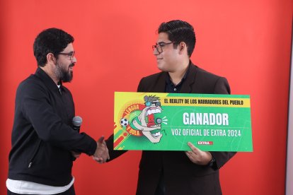 El Lcdo. Peter Aguirre, editor general de EXTRA, entrega uno de los premios a Ángel Oliveyra.