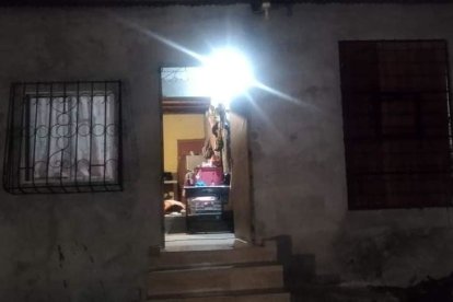 Desde el exterior, se divisaba uno de los cuerpos que dejó la masacre.