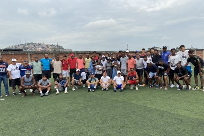 Todos los exjugadores que participaron junto a la familia de Leonardo Borja, en el centro.